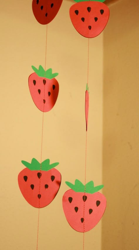 Strawberry Garland, Strawberry Crafts, Deco Fruit, Strawberry Shortcake Birthday, Strawberry Festival, Strawberry Shortcake Party, Paper Party Decorations, Fruit Birthday, Strawberry Birthday