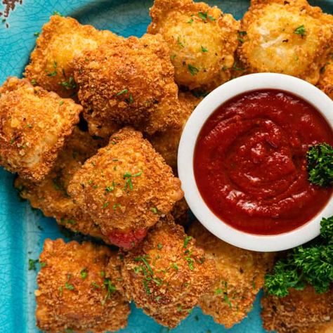 Deep Fried Ravioli, Ravioli Appetizer, Cheese Ravioli Recipe, Quick Appetizer Recipes, Fried Ravioli, Spicy Deviled Eggs, Meatless Dinners, Deep Fried Appetizers, Spinach Ravioli