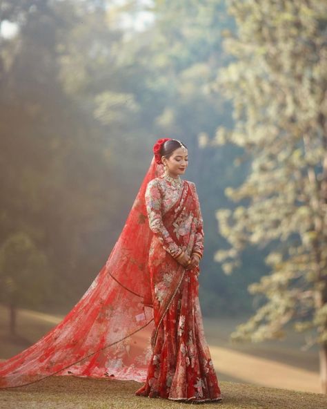 Indian Bride Outfits Saree, Saree With Veil Indian Weddings, Sabyasachi Bride Saree, Nepali Bridal Look, Bridal Saree With Veil, Red Saree Bride, Wedding Saree For Bride, Plus Size Wedding Outfits, Nepali Wedding