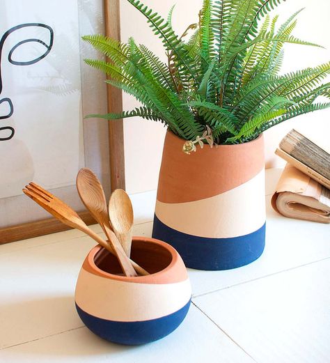 Terracota Pot Painting Ideas Boho, Terracotta Pots Painted Boho, Painting Planters Pots Ideas Diy, Terracotta Planter Painted, Hand Painted Planter Pots, Terracotta Painting Ideas, Terracotta Pot Paint, Clay Pot Design, Blue Plant Pots