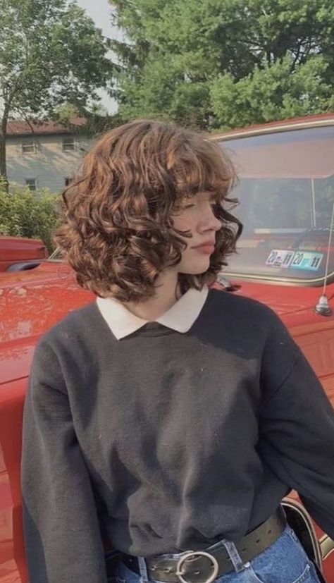 Curly Hair Layered Bob, Curly Short Hair Layers, Middle Length Curly Hair, 2c Hair Short, Curly Short Hair Aesthetic, Short Wavy Hairstyles For Women Messy, Short Haircut Ideas For Curly Hair, Short Loose Curly Hair, Shorter Curly Haircuts