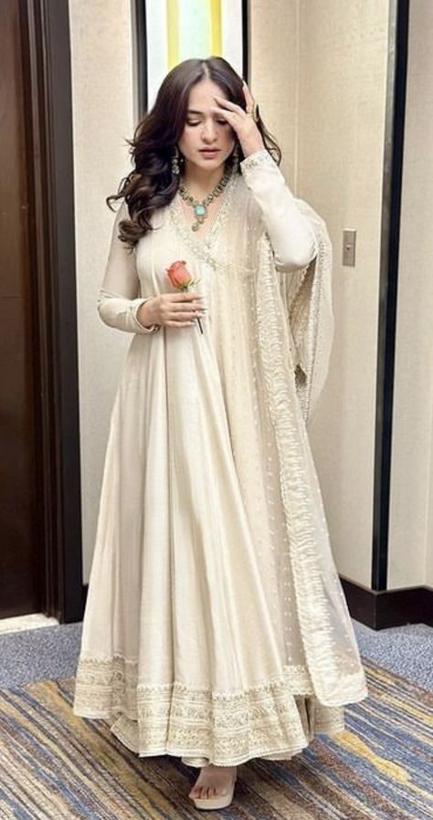 White Pishwas Pakistani, Anarkali White Suit, Crush Anarkali Dress, Wedding Simple Dress Pakistani, New Design Anarkali Dress, Off White Anarkali Dress, White Anarkali Suits Party Wear, Simple Engagement Dress Indian, Bridal Anarkali Suits Brides