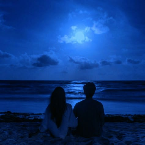 Humanities Aesthetic, Blue Couple Aesthetic, Blue Love Aesthetic, Midnights Aesthetic Taylor Swift, Blue Hour Beach, Midnight Beach, Watching The Moon, Blue Couple, Romantic Scenery