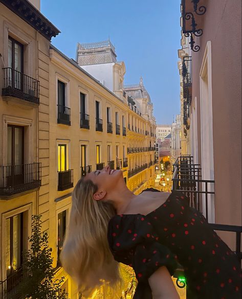 Barcelona Summer Style, Photo Ideas Balcony, Europe Photo Inspiration, Summer Spain Aesthetic, Europe Girl Aesthetic, Traveling Europe Aesthetic, Barcelona Girl Aesthetic, Madrid Apartment Interiors, Spain Picture Ideas