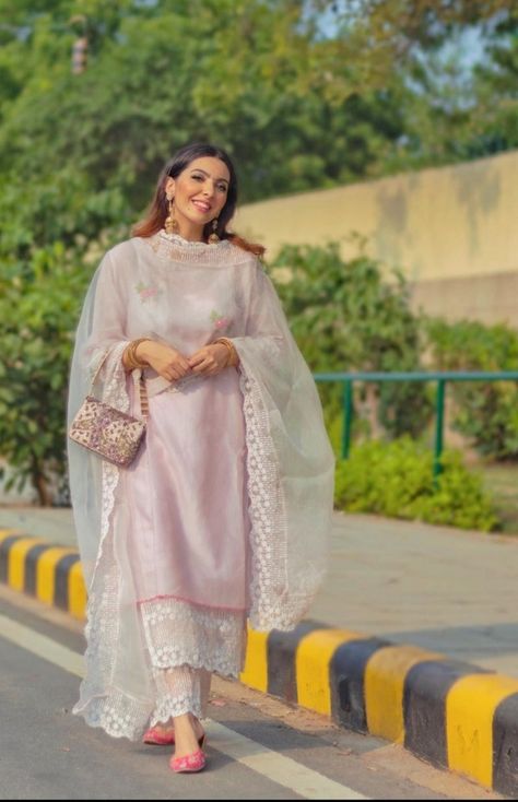 White Plazo Suits, Kurti Designing, White Plazo, Suit Plazo, Pakistani Design, Simple Suits, Plazo Suits, Punjabi Dress Design, Suits For Women Indian