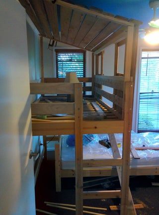 Tree House Bunk Bed, Bunk Beds For Girls Room, Small Loft Apartments, Bed Fort, Tree House Bed, Bunk Bed Ladder, Bunk Bed Plans, Bunk Bed Mattress, Diy Bunk Bed