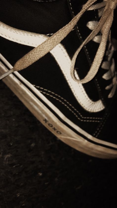 Vans old skool writing Old Vans Aesthetic, Writing On Shoes Aesthetic, Vans Writing On Shoes, Vans Aesthetic Grunge, Vans Old Skool Aesthetic, Shoe Graffiti, Vans Old Skool Custom, Estilo Vans, Hipster Drawing