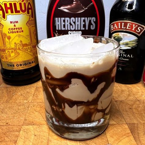 Mudslide Cocktail Recipe Mud Slides Drink Recipe, Mudslide Recipe Alcohol, Frozen Mudslide Recipe Alcohol, Mudslides With Baileys, Frozen Mudslide Recipe, Mud Slide Drink Recipe, Mudslide Cocktail, Mudslide Drink, Coffee Flavors Drinks