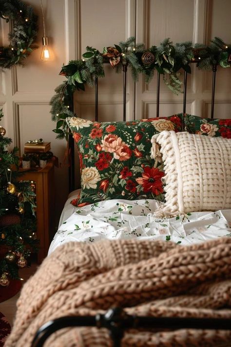 Elegant Bed Frames with a Christmas Theme Christmas Bedding Idea, Farmhouse Bedroom Christmas, Rustic Christmas Bedroom Decor, Cozy Christmas Bed, Aesthetic Christmas Bedrooms, Traditional Christmas Bedroom, Vintage Christmas Bedroom Decor, Vintage Christmas Bedroom, Kids Christmas Room Decor