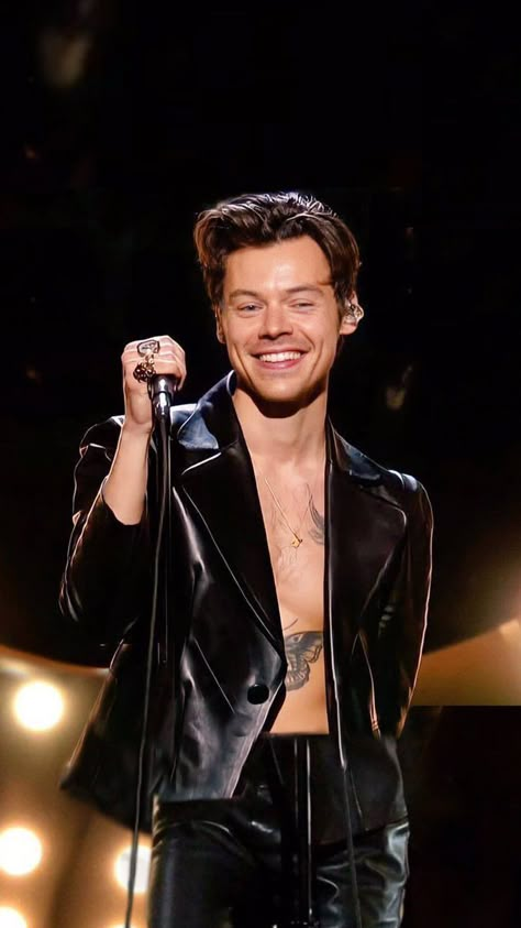 Harry Styles Outfit Inspo, Harry Styles Haircut, Gucci Suit, Harry Styles Outfit, British Tv Series, Marvel Images, Irish Boys, Harry Styles Pictures, Harry Styles Photos