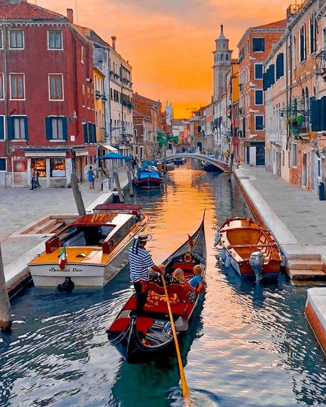 sunset reflections in Venice Cities In Italy, Italy Photography, Italy Aesthetic, Amazing Sunsets, Destination Voyage, Visit Italy, Italy Vacation, Most Beautiful Cities, Beautiful Places In The World