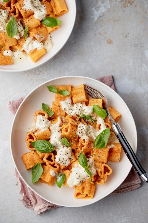 This Roasted Capsicum Pasta utilises a jar of chargrilled peppers, meaning you can whip up the sauce in the time it takes for the pasta to cook! A quick and easy but incredibly delicious dish, one that is easily customisable and can be enjoyed hot or cold. Capsicum Pasta, Roasted Capsicum, Olive Oil Pasta, Pasta Noodle Recipe, Pasta Pasta, Homemade Pasta, Roasted Red Peppers, The Sauce, Dried Tomatoes