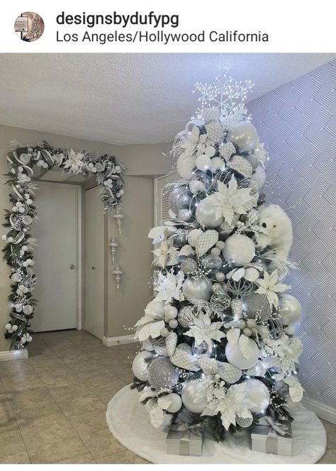 Silver Christmas Tree Decorations, Grey Christmas Tree, White Xmas Tree, Elegant Christmas Tree Decorations, Christmas Cocoa, White Christmas Tree Decorations, Christmas Tree Inspo, Glam Christmas Decor, Christmas Decorations Centerpiece