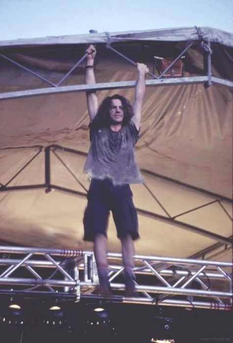 Person: Hey what are you doing? Me: just hanging around. Matt Cameron, Pearl Jam Eddie Vedder, Grunge Guys, Grunge Music, Eddie Vedder, Chris Cornell, Pearl Jam, Alternative Rock, Pretty Men