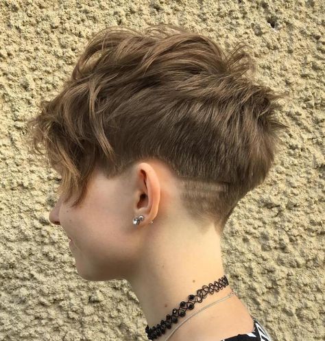 Layered Tapered Pixie Cut Wavy Pixie Cut, Kort Bob, Wavy Pixie, Longer Pixie Haircut, Hairstyle Examples, Try On Hairstyles, Trendy Short Haircuts, Short Pixie Haircuts, Pixie Bob