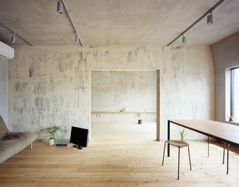 Setagaya Flat by Naruse Inokuma Architects Wabi Sabi Kitchen, Tokyo Apartment, Plywood Table, Plywood Interior, Minimalist Apartment, Home Interiors, Photoshop Design, Wooden Table, Apartment Design