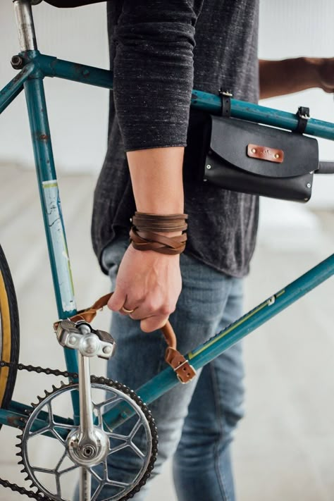 Bici Retro, Leather Bicycle, Velo Vintage, Leather Frame, Cool Bike Accessories, Bicycle Maintenance, I Want To Ride My Bicycle, Bicycle Frame, Leather Frames