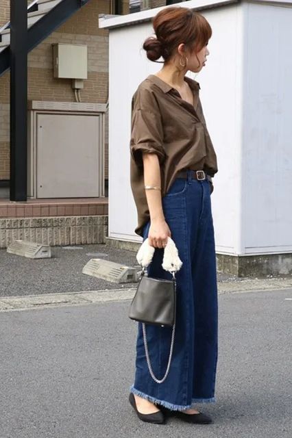 Oversized Tops Clothing Trend Japanese Street Style Japan Street Style, Japanese Street Style, Japanese Minimalist Fashion, Japanese Fashion Women, Japanese Style Clothing, Japan Fashion Street, Minimalist Fashion Women, Japan Street, Oversized Outfit