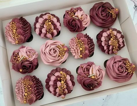 Burgundy Cupcakes Wedding Ideas, Chocolate Flower Cupcakes, Burgundy Cupcakes, 29th Birthday Party Ideas, Parents Anniversary Party, Cupcake Aesthetic, 29th Birthday Party, Delicious Cupcakes Recipes, Black Cupcakes