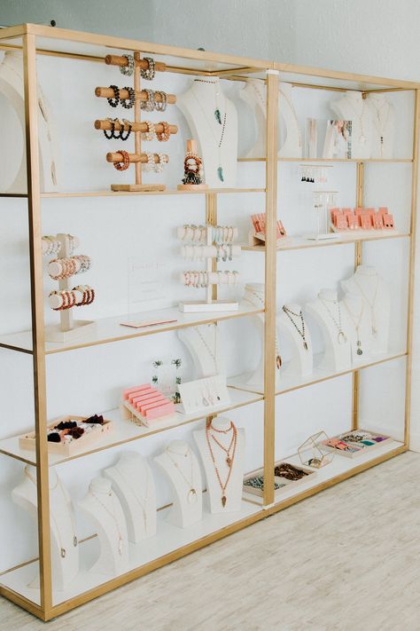 Boutique Jewelry Display, Clothing Store Interior, Jewelry Design Studio, Jewelry Store Design, Store Design Boutique, Boutique Display, Store Layout, Boutique Interior Design, Boutique Decor