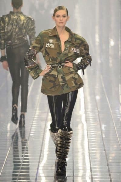 Foto - Google Fotos Fashion Uniform, Indigo Fashion, Military Inspired Fashion, Philip Plein, Army Look, Military Chic, Camouflage Fashion, Army Clothes, Camo Style