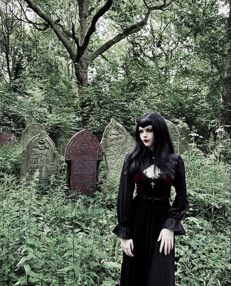 Trad Goth Photoshoot, Goth Victorian Outfits, Vampire Girl Outfit, Goth Senior Pictures, Macabre Outfit, Victorian Goth Outfits, Goth Photoshoot Ideas, Brunette Goth, Nyc Fashion Aesthetic