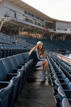 Sports Style Girl, Teresa Oman, Sports Fashion Editorial, Scrub Corpo, Baseball Stadium, Sports Day, Fitness Photography, Sport Photography, Bleachers