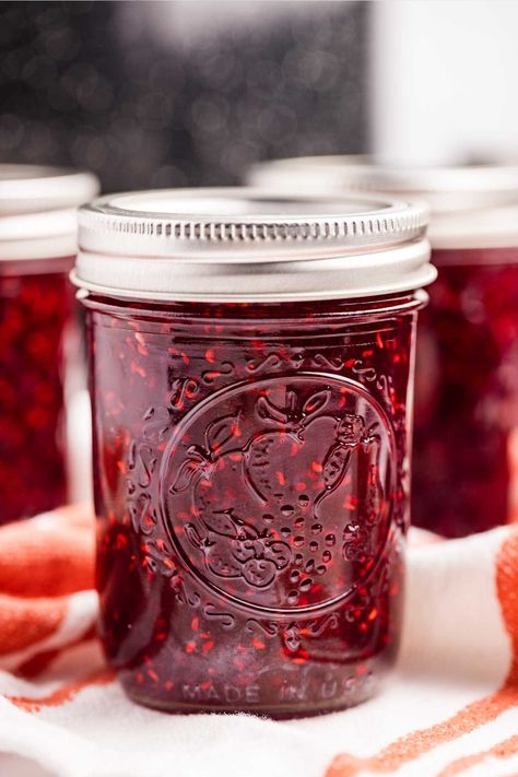 How to Make Summery + Delicious Raspberry Jam {Easy Canning Recipe} Pectin Free Raspberry Jam, Raspberry Jam Recipe Canning No Pectin, Low Sugar Raspberry Jam Recipe Canning, How To Make Homemade Jam, Raspberry Canning Recipes, Raspberry Jam Recipe Canning, Canning Raspberry Jam, Raspberry Jam Recipes, Raspberry Preserves Recipe