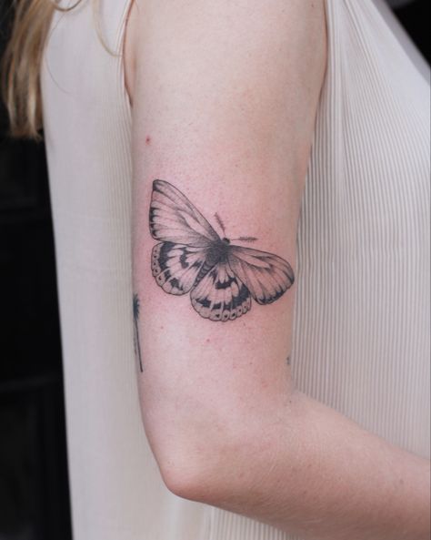 Owl Moth Tattoo, Tattoos Abstract, Realistic Butterfly Tattoo, Tattoos Japanese, Tattoos Watercolor, Moth Tattoo Design, Abstract Tattoos, Tattoos Traditional, Maori Tattoos