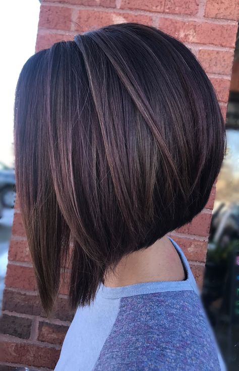 Hair styles Graduated Bob Haircuts, Modern Short Hairstyles, Stacked Bob Haircut, Layered Bob Hairstyles, Peinados Fáciles Para Cabello Corto, Penteado Cabelo Curto, Hair Color And Cut, Dark Brown Hair, Short Bob Hairstyles