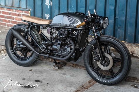 IWC Honda CX500 http://bikebrewers.com/honda-cx500-brat-cafe-by-ironwood/ Cb 450 Cafe Racer, Cb400 Cafe Racer, Cb 750 Cafe Racer, Cb Cafe Racer, Cx500 Cafe Racer, Brat Motorcycle, Cafe Racer Ideas, Cb750 Cafe Racer, Brat Bike