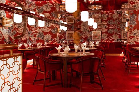 New Chinese Style Interior, Chinese Restaurant Interior, Hong Kong Restaurant, Red Velvet Chair, Cantonese Restaurant, Design Anthology, Mirror Ceiling, Chinese Interior, Chic Interior Design