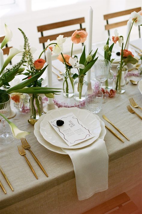 A Garden Estate Elopement White Flower Table Setting, Table Setting Garden Party, Wedding Tablescape Simple, Wedding Table Settings Wooden Table, Garden Party Wedding Palette, Minimalist Garden Party, Wedding Florals Table Decor, Simple Wedding Table Settings Rectangle, Wedding Tablescape Inspiration