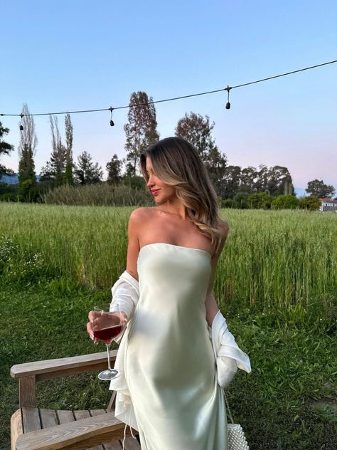 Vineyard Pictures Photo Ideas, White Dress Winery Outfit, Winery Poses Instagram, Femenine Outfits Classy, Napa Valley Picture Ideas, Fancy Instagram Pictures, Winery Dresses Outfit, Napa Valley Aesthetic, Napa Valley Outfit Summer