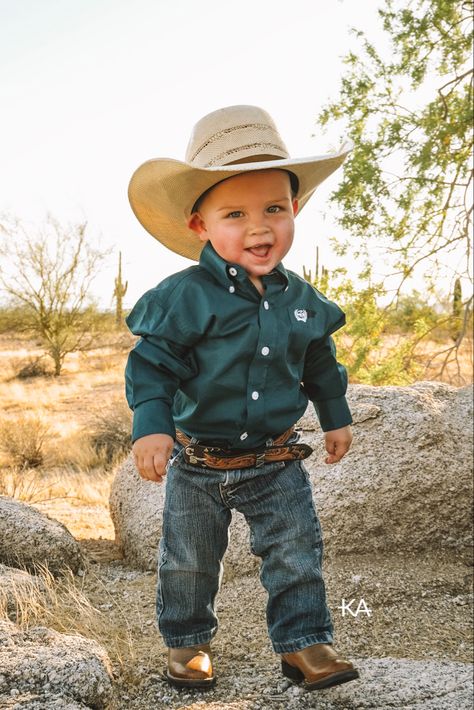 #cowboykid #cowboy #cowboyphotography #arizonaphotography #westernphotography #westernlifestyle Todlers Pictures Cute Boy, Baby Western Outfit Boy, Western Baby Outfits Boy, Toddler Western Outfit Boy, Baby Cowboy Outfits, Baby Boy Cowboy Outfits, Kids Cowboy Outfit, Baby Cowboy Photoshoot, Country Toddler Boy