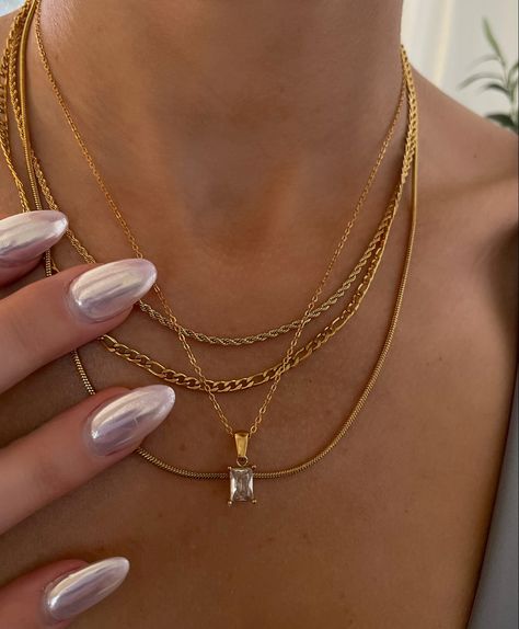 Simple Layer Necklace, Gold Necklace Layered Dainty, Womens Layered Necklace, Stacking Silver And Gold Necklaces, Gold Stacked Necklaces Aesthetic, Necklace Stack Everyday, Everyday Layered Gold Necklaces, Gold Jewelry White Dress, Gold Chain Necklace Stack