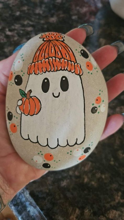 Painted Ghost Rocks, Easy Christmas Rock Painting, Rock Painting Ideas Fall, Zombie Rock Painting, Witch Rock Painting, Easy Wood Painting, Halloween Rock Painting Ideas Easy, Halloween Painted Rocks Ideas, Rock Painting Ideas Halloween