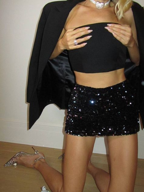 Nye 2025 Outfit, Outfits For Party Night Club, Black Glitter Pants Outfit, Sequence Top Outfit, Sparkly Skirt Outfit, Glitter Tops Outfit, Black Sequin Skirt Outfit, Nye Outfits Parties, Classy Party Outfit