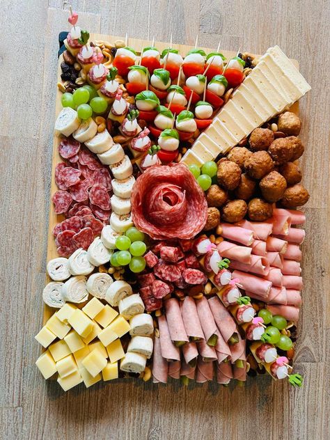 Board Of Food, Cheese Board Display Presentation, Shacudery Board, Aesthetic Cheese Board, Charcuterie Cheese Ideas, Food Boards Ideas Appetizers, Fast Food Board, Food Platters Ideas Dinners, Chacutare Board