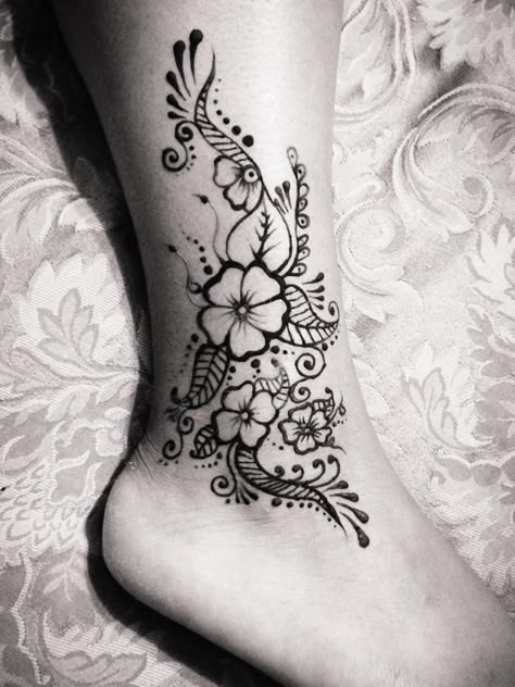 This is the exact one I want and in the exact place. And I want to continue it going up my leg. Love it Leg Henna Tattoo, Ankle Henna Designs, Henna Ankle, Henna Leg, Henna Leg Tattoo, Tattoos Leg, Henna Tattoo Designs Arm, Henna Ink, Henne Tattoo