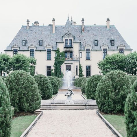 There’s something truly magical about capturing love at Oheka Castle. The grandeur, the elegance, and the timeless beauty of this historic venue create a breathtaking backdrop for your wedding day. Every corner of Oheka exudes opulence, from its meticulously manicured gardens to its stunning architecture. If you in the US and dreaming of a European-style wedding, Oheka Castle offers all the charm and sophistication without the need to travel abroad—it’s right here in New York! This magnif... Castle Like Wedding Venues, European Castle Wedding, Castle Wedding Venue Europe, Castle Wedding Venue United States, Kilkea Castle Wedding, European Castle, Wedding Castle, Oheka Castle, Eastnor Castle Wedding