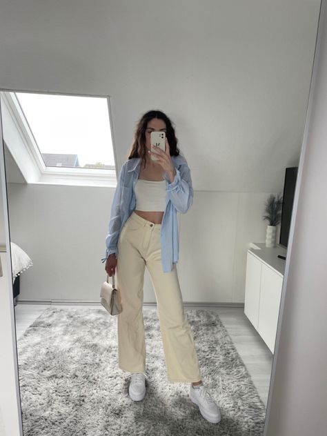 Cute Outfits With Beige Pants, Summer Beige Pants Outfit, White Crop Top Outfit Ideas, Beige Outfit Ideas Casual, Jeans Beige Outfits, Beige And Jeans Outfit, What To Wear With Beige Jeans, Light Beige Jeans Outfit, Beige Jean Outfits