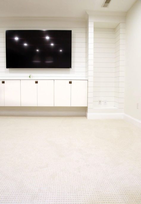 Tips For Choosing Wall-to-Wall Carpet in a Modern Setting Basement Carpet, Modern Basement, Carpet Trends, Low Pile Carpet, White Carpet, Carpet Styles, Home Carpet, Wall Carpet, Best Carpet