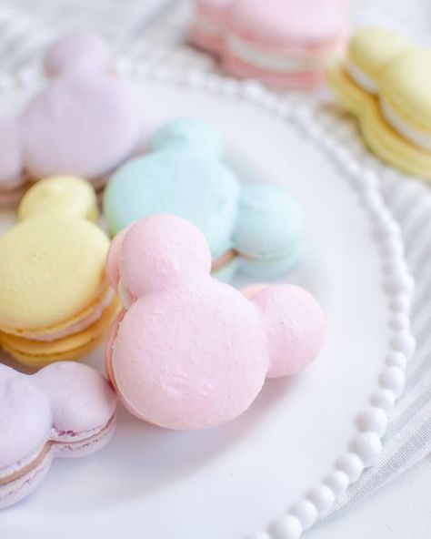 Disney Donuts Ideas, Vintage Disney Party Favors, Minnie Bakery Party, Pastel Minnie Mouse Cake, Pastel Disneyland Birthday, Disneyland Pastel Birthday, Disneyland Cupcakes, Pastel Minnie Mouse Party, Mickey Macarons