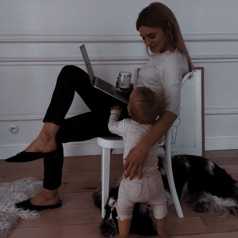 Moms Goals, Working Mums, Foto Baby, Modern Mom, Future Mom, Career Woman, Future Lifestyle, Mom Boss, Family Goals