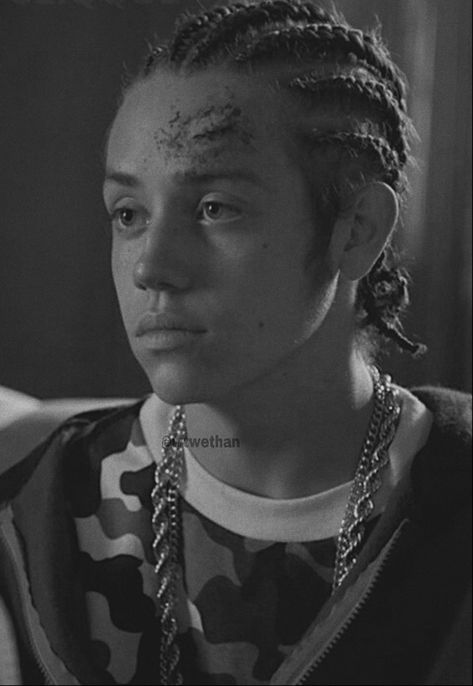 Carl Gallagher Braids, White Boy Carl, Carl Shameless, Ethan Cutkosky, Shameless Characters, Shameless Tv Show, Carl Gallagher, Ian And Mickey, Boy Photography Poses