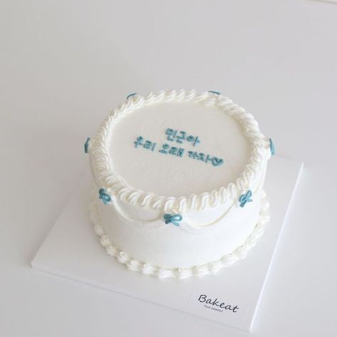 Blue And White Cake Design, Korea Cake, 17 Birthday Cake, Cake For Boyfriend, Vintage Birthday Cakes, Korean Cake, Friends Cake, Basic Cake, Simple Cake Designs