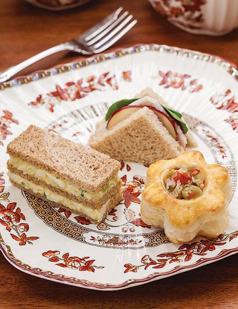 You will fall in love with these delectable Turkey-Apple Tea Sandwiches. Pastry Flowers, Curried Egg Salad, Christmas Teas, Curry Egg Salad, Turkey Apple, Savory Baking, Tea Sandwich, Tea Party Sandwiches, Pour Decisions