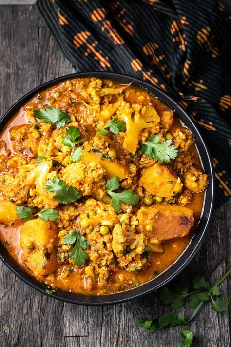 Aloo Gobi Matar is a popular Indian dish of potatoes, cauliflower, and peas, made with simple ingredients in a delicious yogurt-tomato sauce. Aloo Gobi Recipe, Peas Recipes, Vegetable Meals, Gobi Recipes, Cucumber Raita, Aloo Gobi, Jeera Rice, Vegetarian Entrees, Prepped Lunches