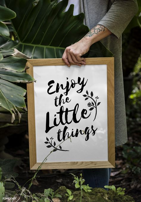 Closeup of woman's hand holding a Picture Frame with a quote on it | premium image by rawpixel.com Lower Hip Tattoos, Picture Frame Quotes, Mockup Ideas, Photo Frame Images, Frames Decor, Mom Quotes From Daughter, Art Photoshoot, Feather Drawing, Doodle Quotes